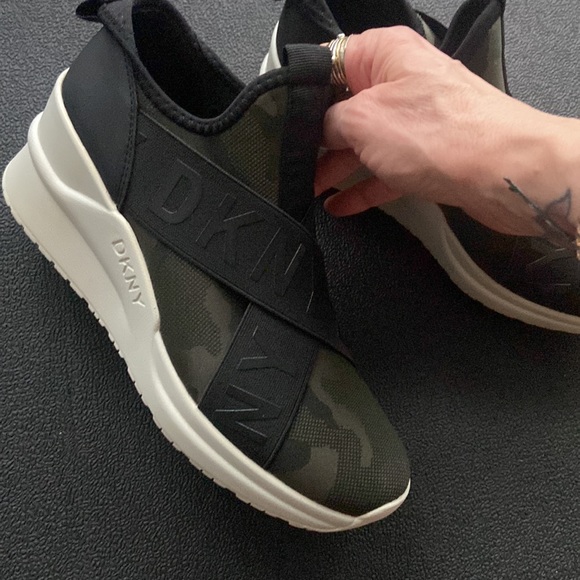 DKNY new platform dress up runner - Picture 2 of 3